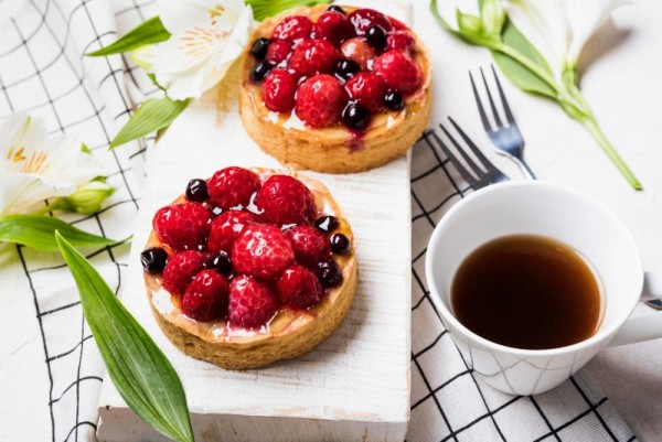 cakes-with-fruits-arrangement.jpg